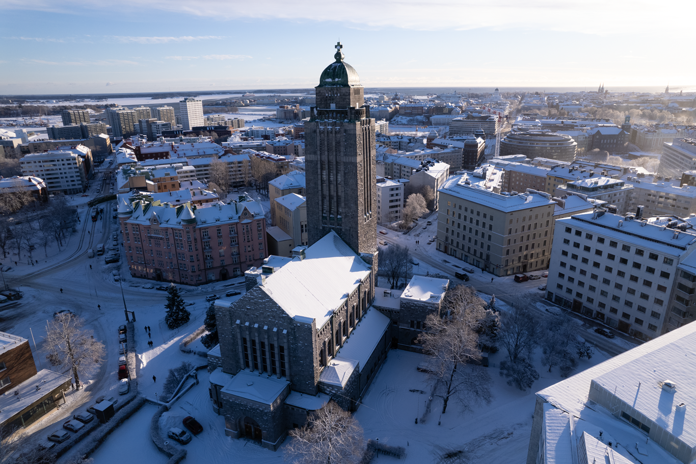 Ilmakuva Kallion kirkosta talvipäivänä