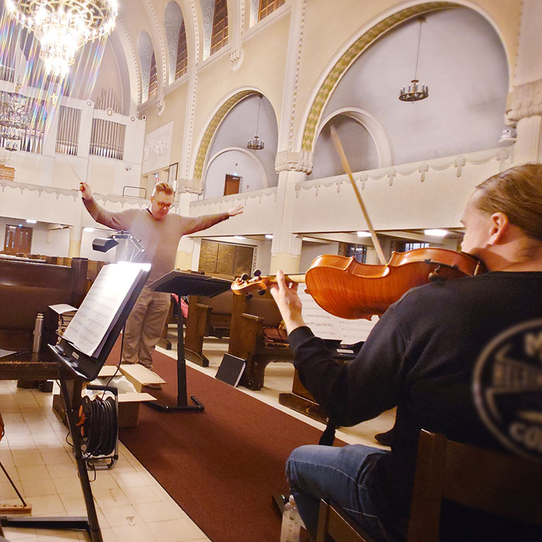 Alttoviulisti ja kuoronjohtaja kallion kirkossa